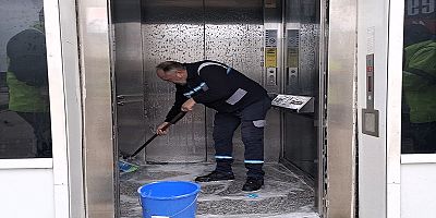 Üst geçit asansörleri temizleniyor