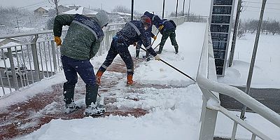 Üstgeçit ve duraklarda buzlanmaya karşı çalışma