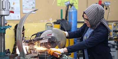 Vildan Hanım Dantel dantel kaynak işliyor