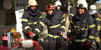 Yangın ihbarına çıktılar, pastayla karşılandılar