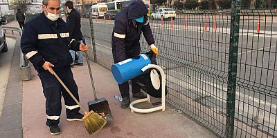 Yol, durak ve üst geçitler temizleniyor