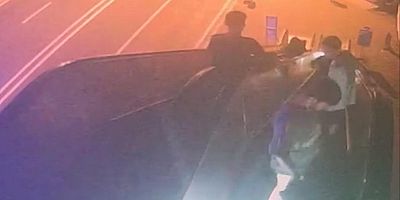  Yürüyen merdivenler gençler tarafından keyfi olarak durduruluyor